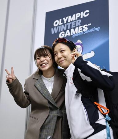 女子１５００メートルのレースを終え、姉の菜那さん（左）と写真に納まる高木美帆（提供・共同通信社）
