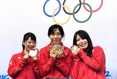 北京五輪でのメダリスト会見で笑顔の（左から）高木菜那、高木美帆、佐藤綾乃=２０２２年