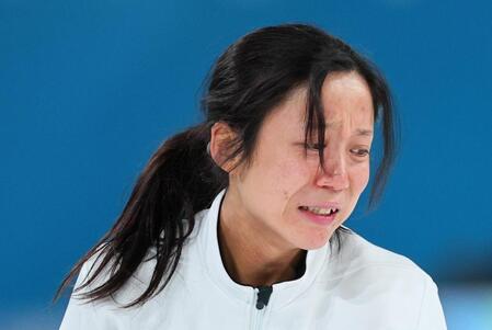 女子１５００メートルのレースを終え、スタンドへあいさつし涙を流す高木美帆