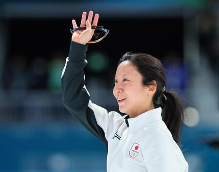 女子１５００メートルのレースを終え、声援に応える高木美帆