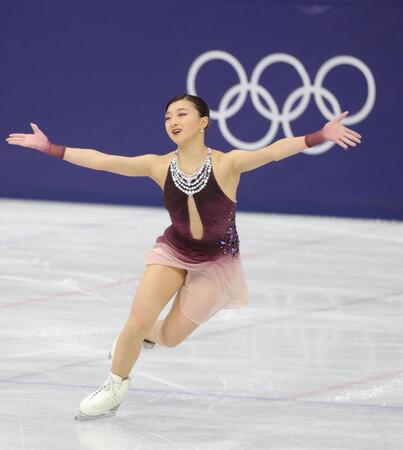 笑顔で演技する坂本花織＝ミラノアイススケートアリーナ（撮影・吉澤敬太）