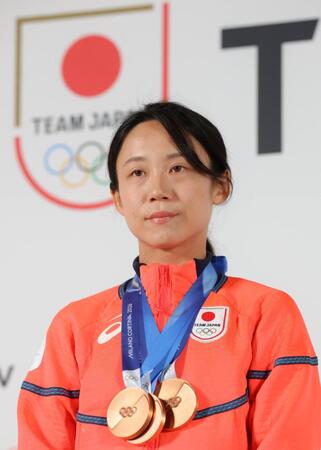 メダルを胸に一夜明け会見を行う行う高木美帆＝ミラノのジャパンハウス（撮影・吉澤敬太）