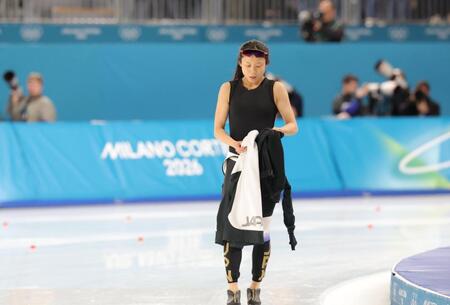 レースを終え、視線を落とす高木美帆＝ミラノ・スピードスケート・スタジアム（撮影・吉澤敬太）