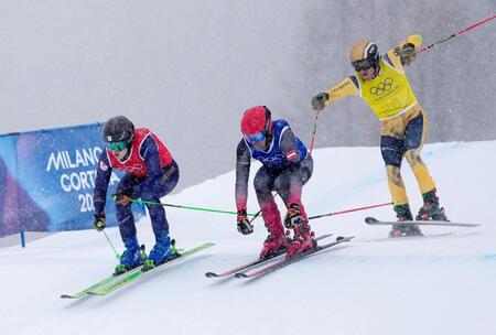 男子スキークロス準々決勝　滑走する古野慧（左）＝リビーニョ（共同）