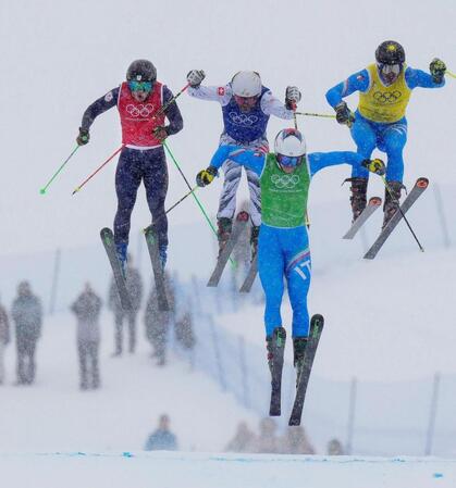男子スキークロス決勝　滑走する古野慧（左端）＝リビーニョ（共同）