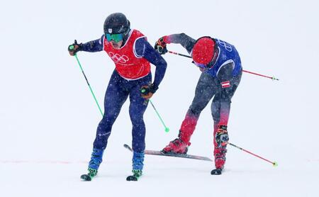 スキークロス 男子準々決勝で滑走する古野慧(写真提供・ロイター／アフロ）