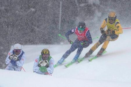 男子スキークロス準決勝　滑走する古野慧（右から２人目）＝リビーニョ（共同）
