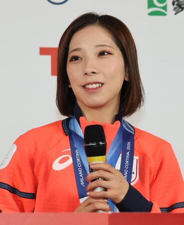 ペアフリーから一夜明け、記者会見する三浦璃来＝ミラノ