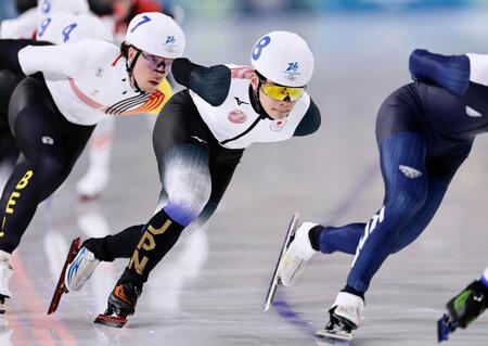 男子マススタート１回戦　滑走する佐々木翔夢（右）＝ミラノ（共同）