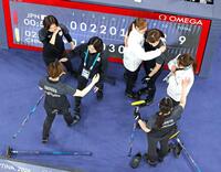 　１次リーグ最終戦で中国に勝利し、喜ぶ吉村（左上）ら日本チーム