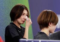 　１次リーグ最終戦を終え、涙を拭う吉村