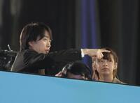 　高木菜那さんと選手を見つめる櫻井翔（左）＝撮影・吉澤敬太