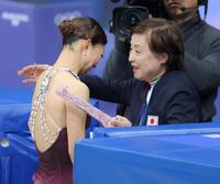 演技を終え涙する坂本花織（左）を抱きしめる中野園子コーチ＝ミラノアイススケートアリーナ（撮影・吉澤敬太）