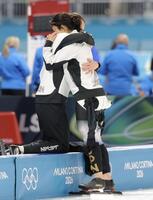 メダルを逃し、コーチと抱き合い涙する高木美帆（右）＝撮影・吉澤敬太