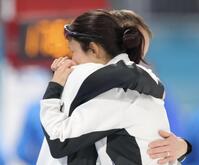 レース後、コーチと抱き合い涙する高木美帆（手前）＝（撮影・吉澤敬太）