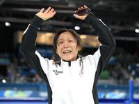 レース後、涙しながらスタンドの応援団に挨拶する高木美帆（撮影・吉澤敬太）