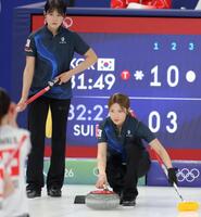 女子カーリング韓国代表のソル・イェジ（右）とソル・イェウン