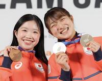 　笑顔でメダルを披露する中井亜美（左）と坂本花織（撮影・吉澤敬太）