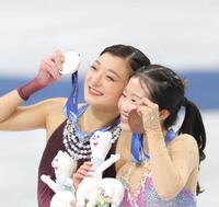 　銀メダルを手に、涙をこぼしながら笑顔を見せる坂本花織（左）と中井亜美（撮影・吉澤敬太）