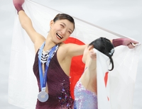 　銀メダルを胸に、銅メダルの中井亜美（右から）を喜び合う坂本花織（撮影・吉澤敬太）