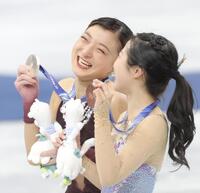 笑顔を見せる坂本花織（左）と中井亜美＝ミラノ・アイススケートアリーナ（撮影・吉澤敬太）