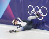 転倒し壁にぶつかる中島未莉（撮影・吉澤敬太）