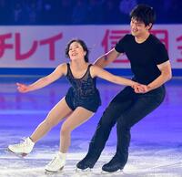 息の合った演技を見せる三浦璃来（左）と木原龍一＝２０１９年１１月