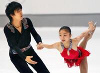 ペアＳＰで演技する高橋成美、木原龍一組＝２０１３年