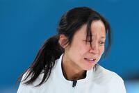 女子１５００メートルのレースを終え、スタンドへあいさつし涙を流す高木美帆