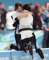 レースを終えた高木美帆（手前）と抱き合い涙する佐藤綾乃（撮影・吉澤敬太）