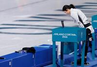 女子１５００メートルのレースを終え、リンクに一礼する高木美帆。６位だった＝ミラノ（共同）