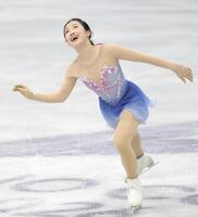 ミラノ・コルティナ五輪笑顔で滑る中井亜美＝ミラノアイススケートアリーナ（撮影・吉澤敬太）