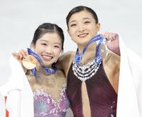 メダルを掲げる坂本花織（右）と中井亜美