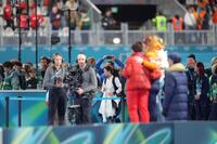 表彰台に上る選手を横目にリンクを去る高木美帆＝ミラノ・スピードスケート・スタジアム（撮影・吉澤敬太）