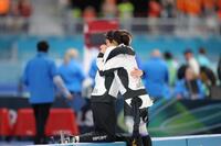レース後、ヨハン・デビットコーチ（左）と抱き合い号泣する高木美帆＝ミラノ・スピードスケート・スタジアム（撮影・吉澤敬太）