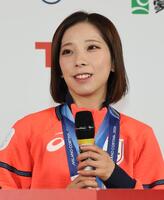 ペアフリーから一夜明け、記者会見する三浦璃来＝ミラノ