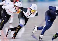 男子マススタート１回戦　滑走する佐々木翔夢（右）＝ミラノ（共同）