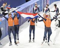 　金メダルとなり喜ぶオランダチーム＝ミラノアイススケートアリーナ（２０日）