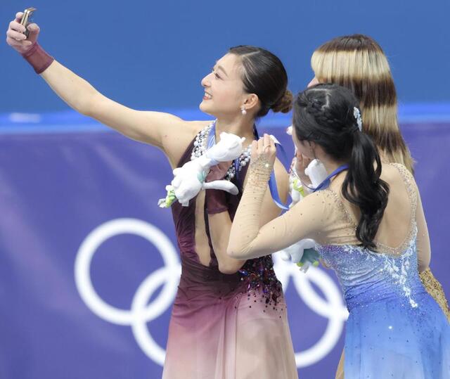 笑顔で自撮りをする（左から）坂本花織、アリサ・リュウ、中井亜美（撮影・吉澤敬太）