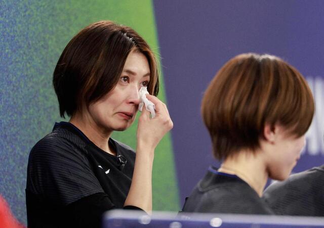 　１次リーグ最終戦を終え、涙を拭う吉村