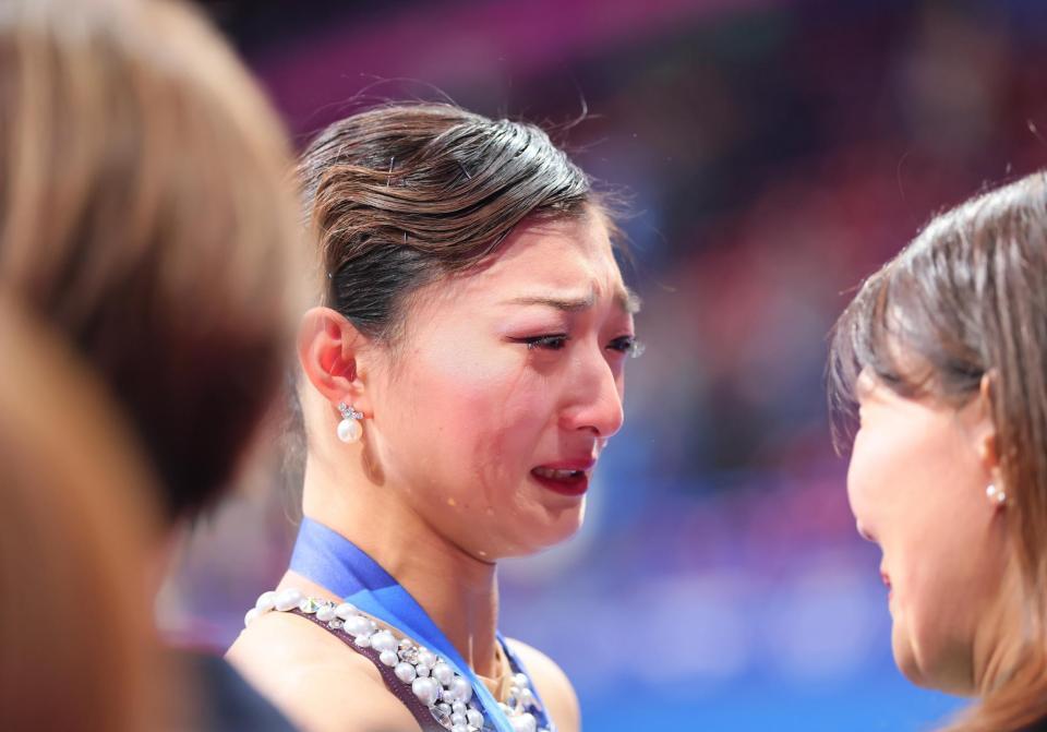 　大粒の涙をこぼす坂本花織
