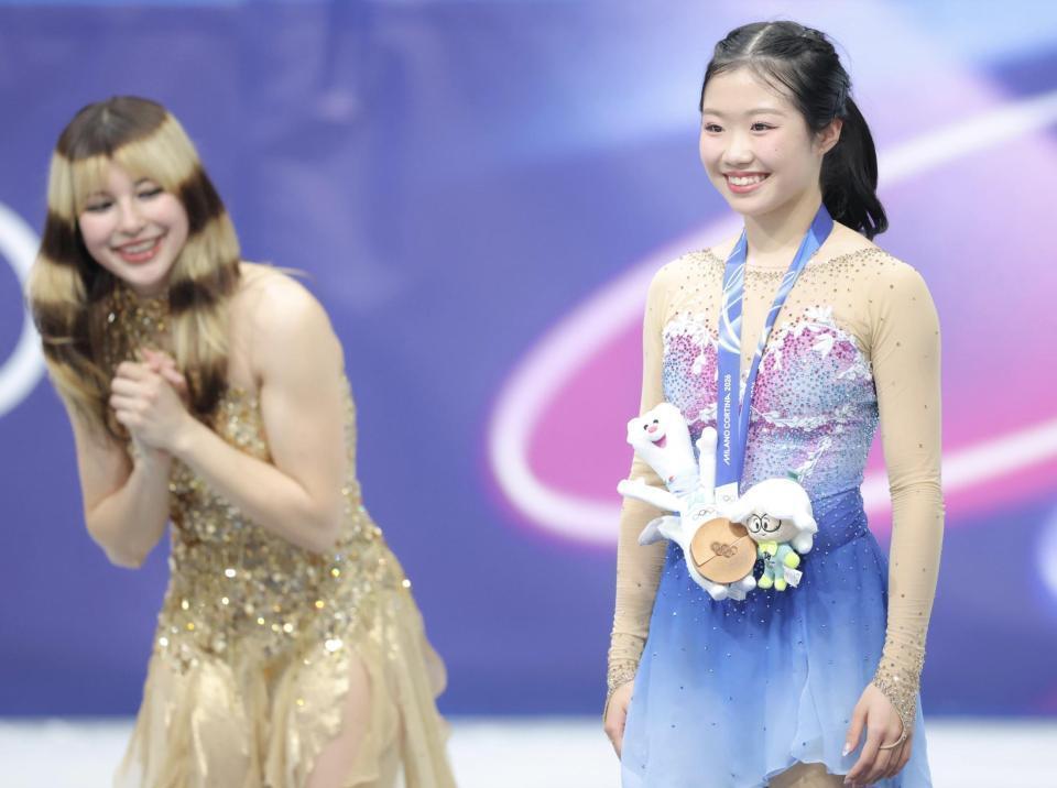 銅メダルにマスコットをかけて、笑顔を見せる中井亜美。左はアリサ・リュウ（撮影・吉澤敬太）