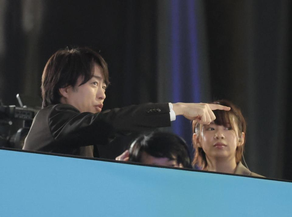 　高木菜那さんと選手を見つめる櫻井翔（左）＝撮影・吉澤敬太