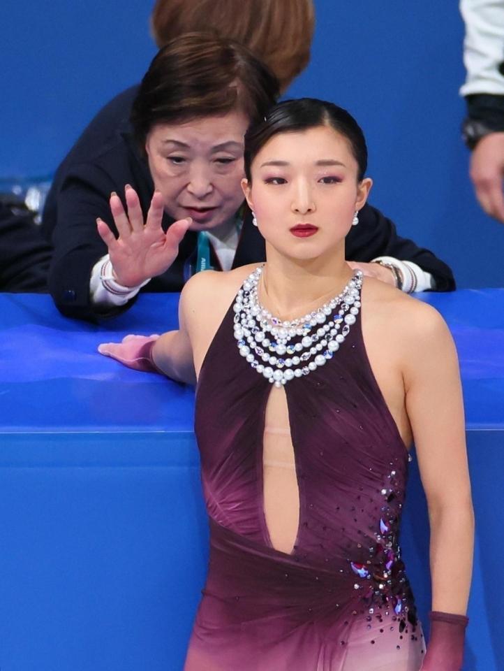 　演技に臨む坂本花織。左は中野園子コーチ