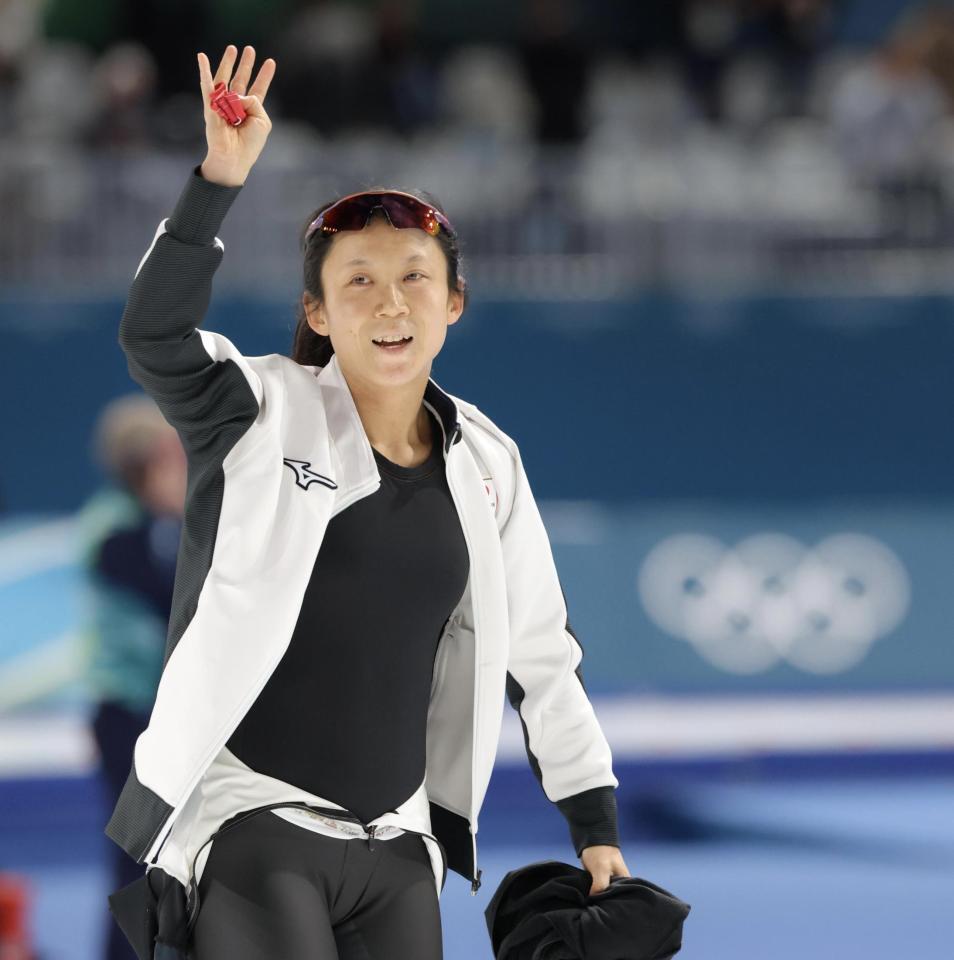 レース後、手を振る高木美帆（撮影・吉澤敬太）