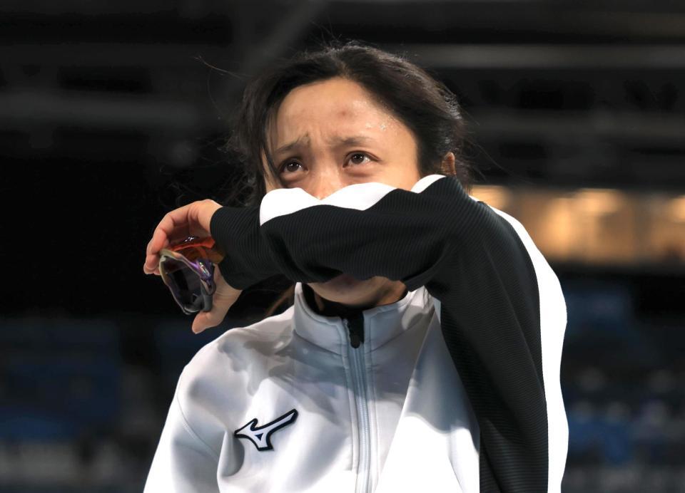 レース後、涙を拭きながらスタンドの応援団に挨拶する高木美帆（撮影・吉澤敬太）