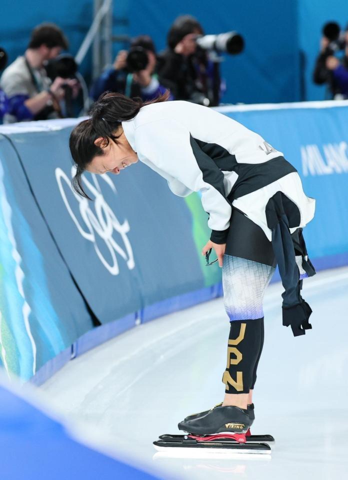 滑走を終えスタンドに一礼する高木美帆