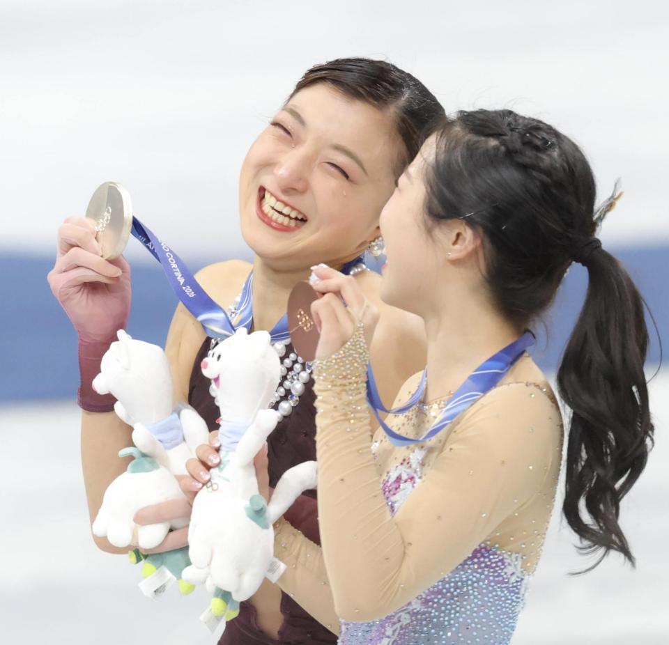 笑顔を見せる坂本花織（左）と中井亜美＝ミラノ・アイススケートアリーナ（撮影・吉澤敬太）