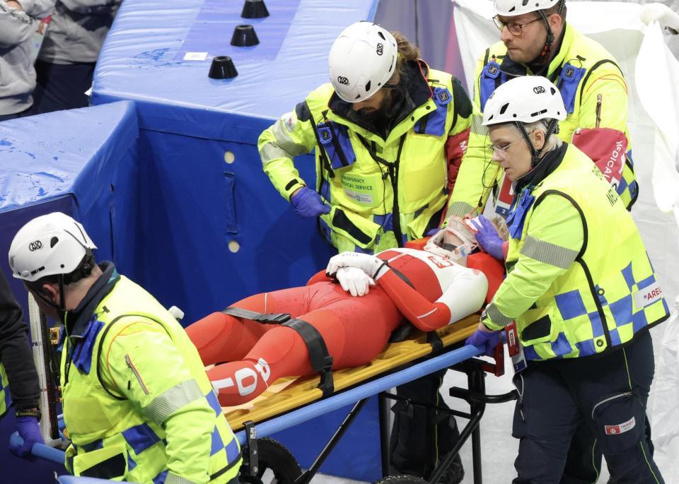 転倒し負傷し、担架で運ばれるポーランドのカミラ・シリー（撮影・吉澤敬太）