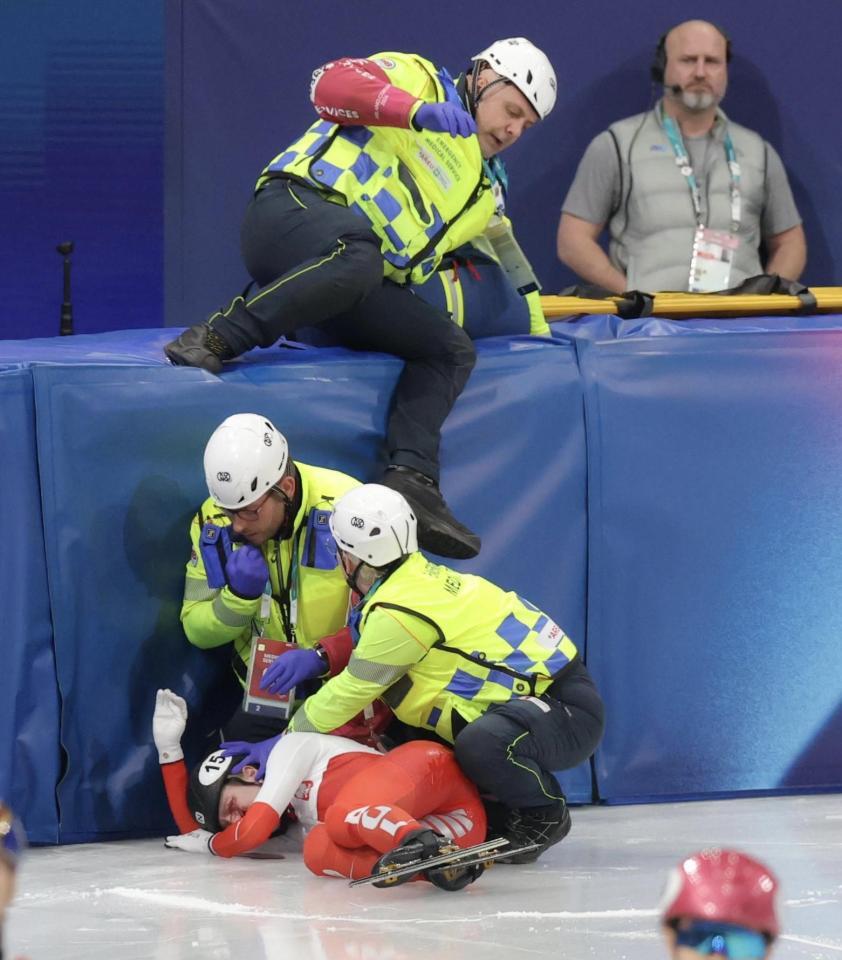 転倒し負傷し、担架で運ばれるポーランドのカミラ・シリー（撮影・吉澤敬太）